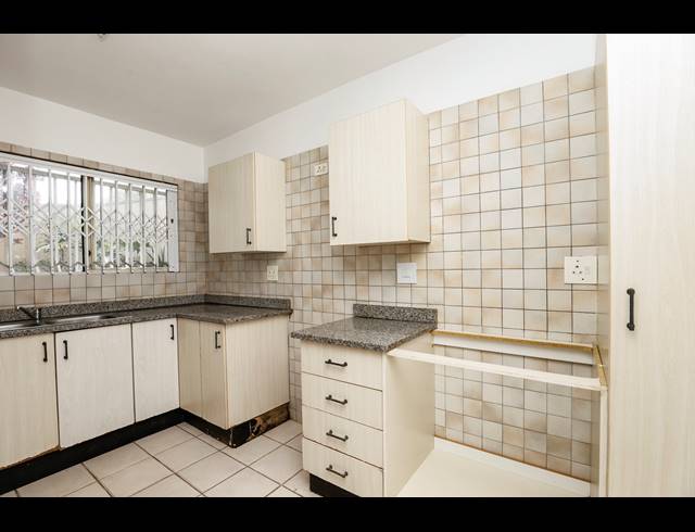3 BEDROOM TOWNHOUSE FOR SALE IN ESSENWOOD